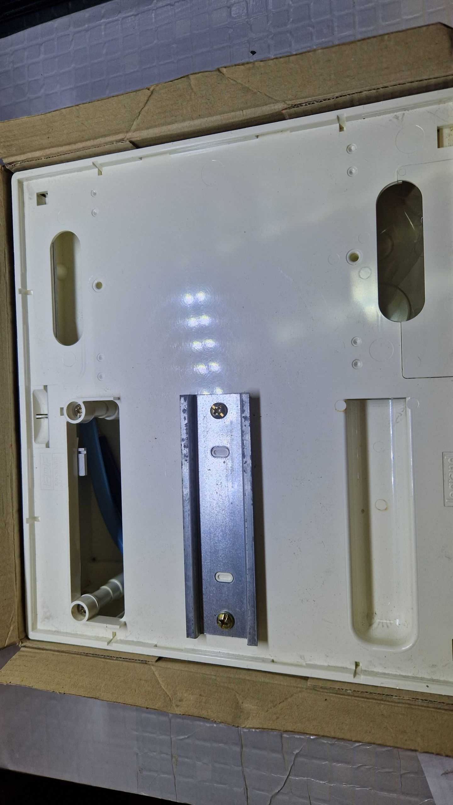 Legrand 011 82 płyta do montażu wyłącznika przyłączeniowego