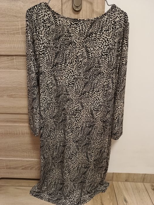 Damska sukienka ozdobny wzór print kopertowy przekładany dekolt Papaya