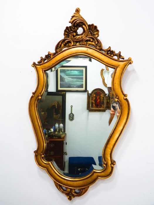 Espelho em talha dourada.