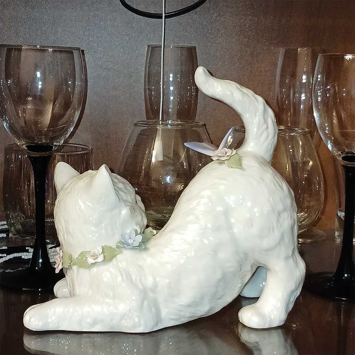 Фарфоровая фигурка "Потягивающийся кот". Высота 18 см.