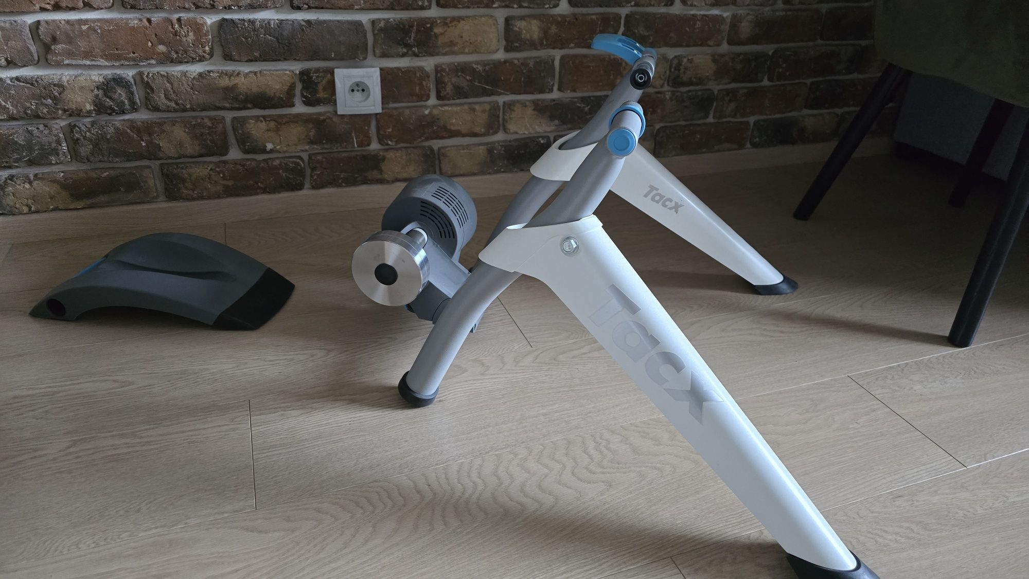 Trenażer rowerowy Tacx Flow Smart (użyty 3 razy. zabrakło motywacji..