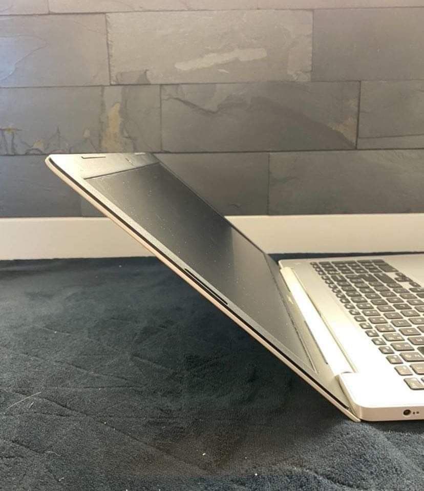 Laptop Dell inspiron 5570 + ładowarka bialy