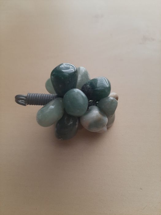 Pedras naturais em Cacho de Uvas