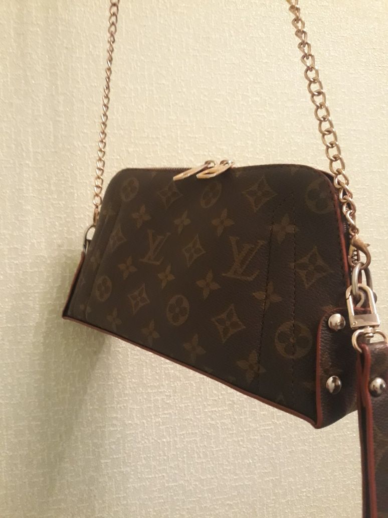 LOUIS    Vuitton