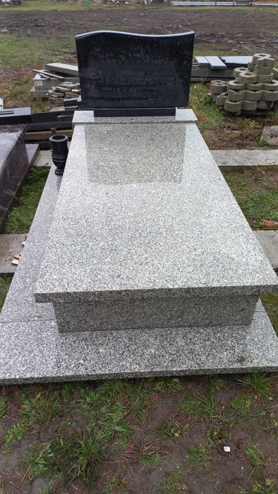 Nagrobek granitowy Czarny Szwed + Strzegom. Montaż w cenie