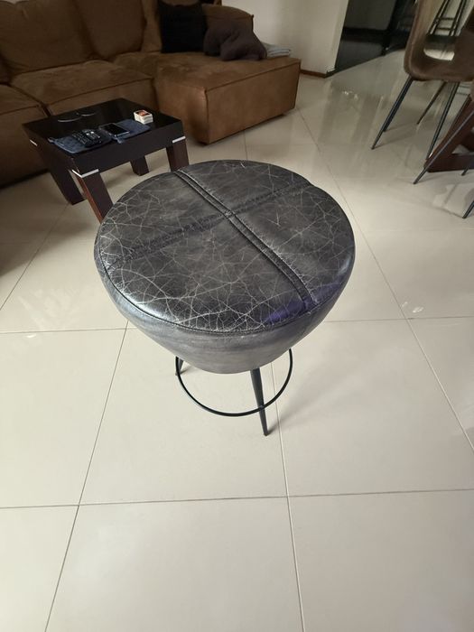 Czarny taboret 3 nogi, styl loftowy
