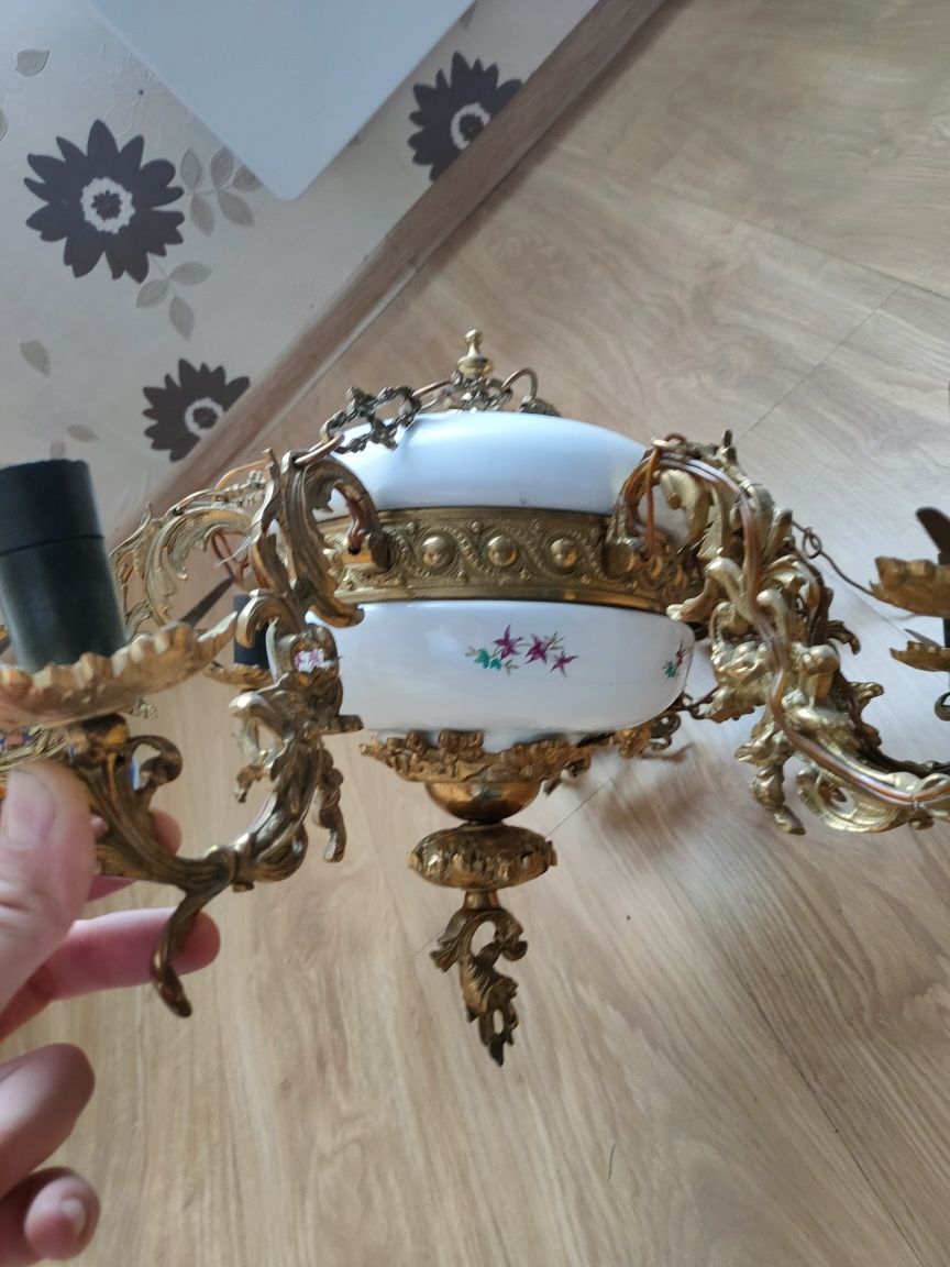 Żyrandol mosiężny, porcelanowy