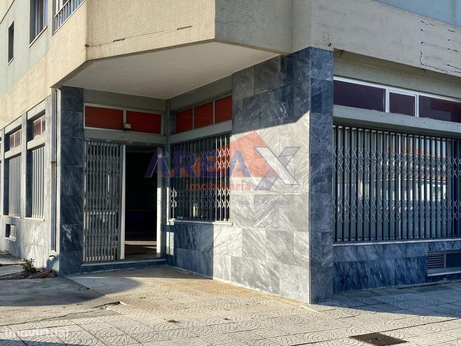 Espaço para arrendamento, com montra para a via publica. Boa locali...