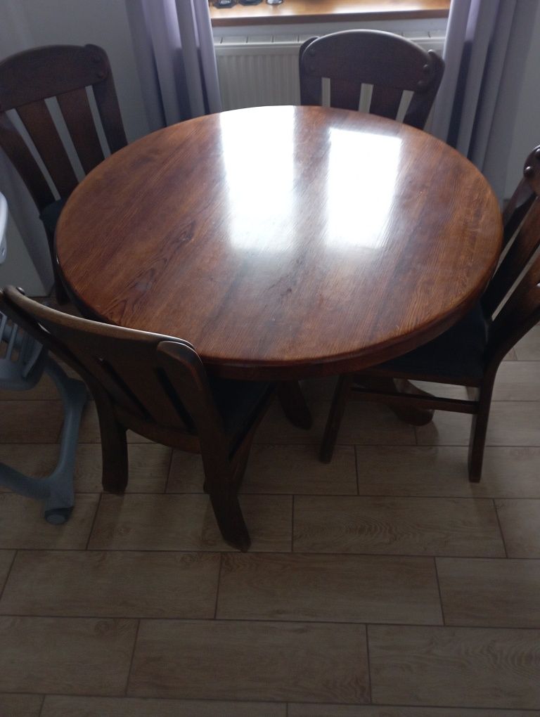 Stół okrągły z czterema krzesłami