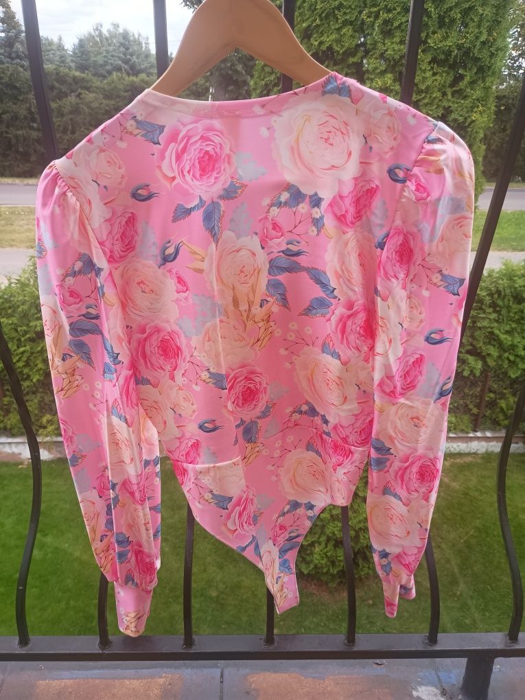 Satynowe body w kwiaty push up