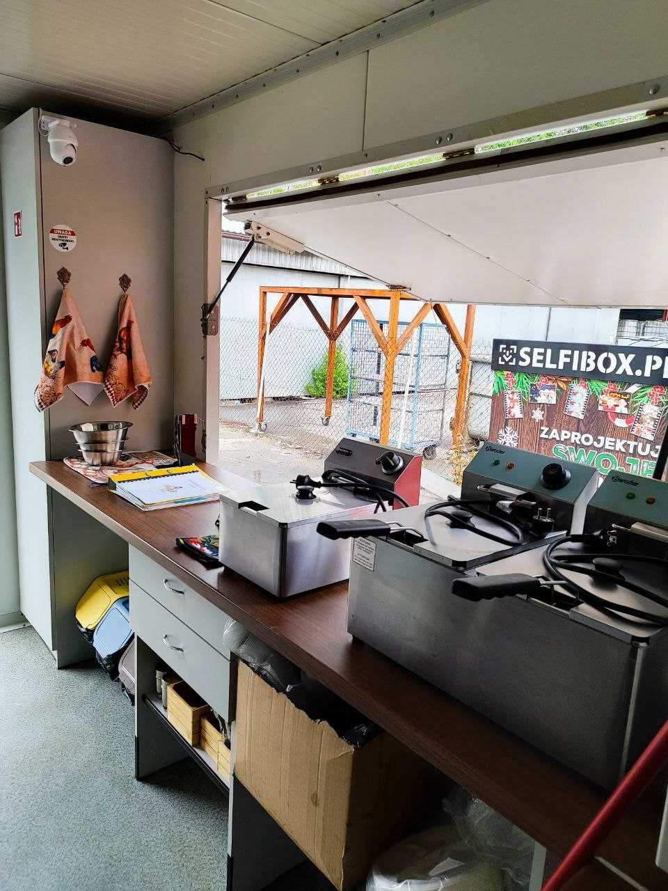 Szeroka przyczepa gastronomiczna, food truck, kurczak z rożna