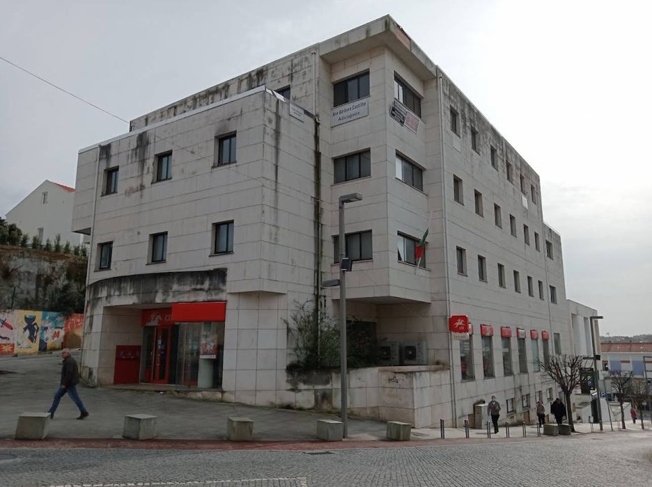 Escritório com duas salas independentes.