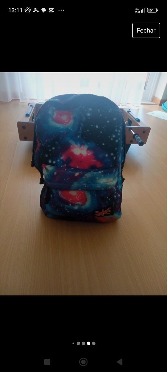 É uma mochila multicor