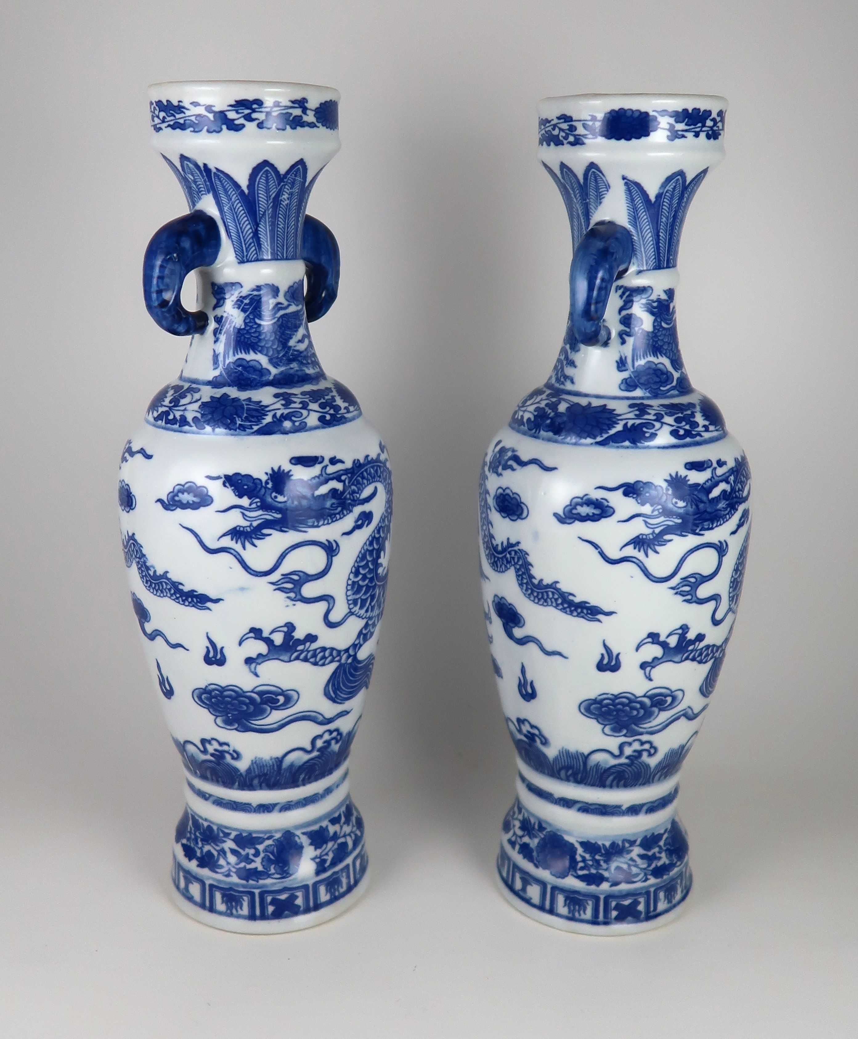 Par de Jarras em porcelana azul e branca da China, Dragões