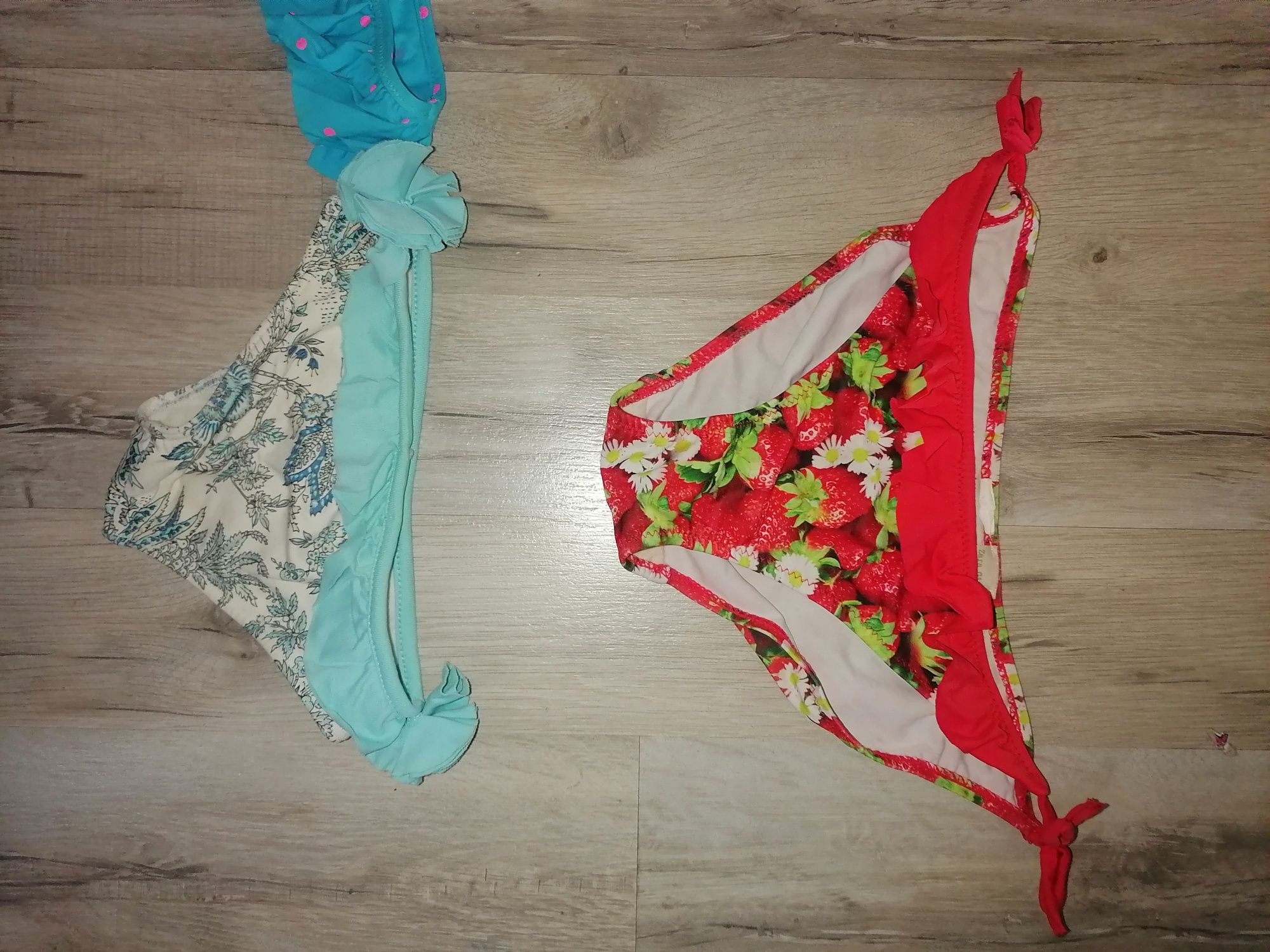 Bikinis e fatos de banho de menina