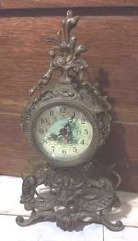 Relógio vintage em metal de sala com máquina a pilhas a funcionar