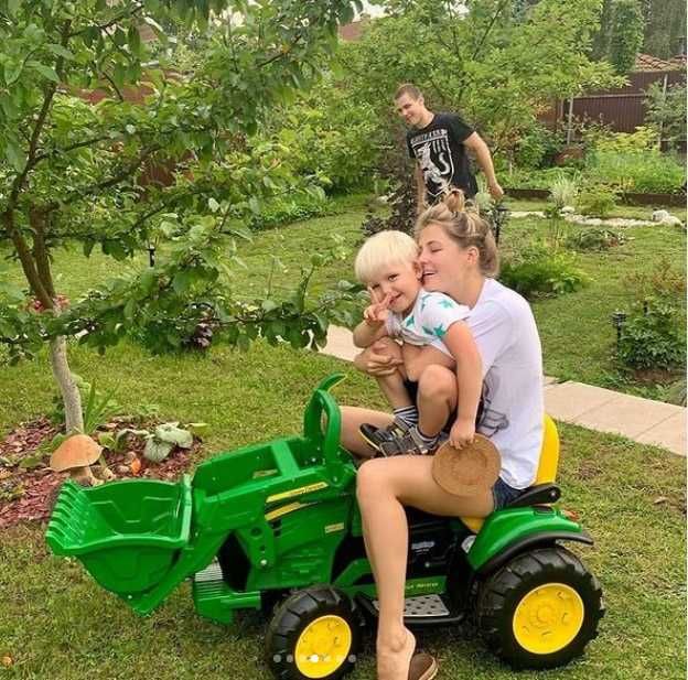 John DEERE koparka z turem auto na akumulator PEG-PEREGO