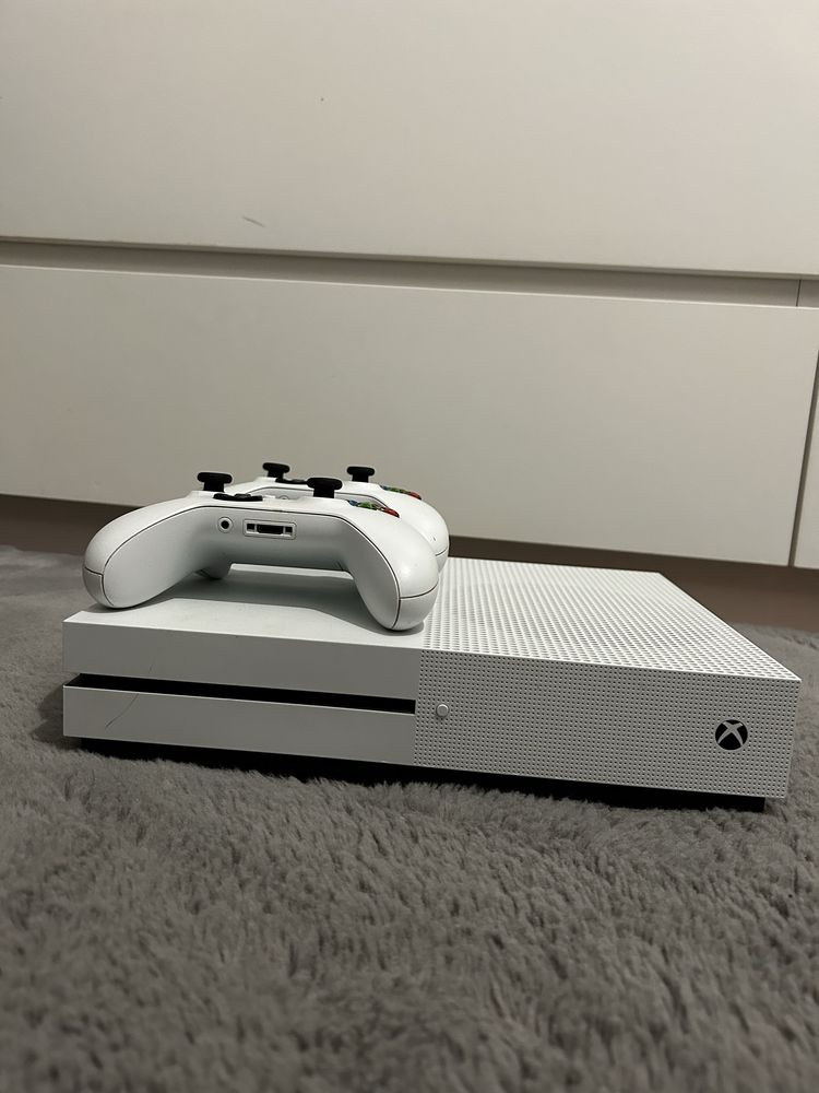 Xbox One S + Gry + 2 Pady