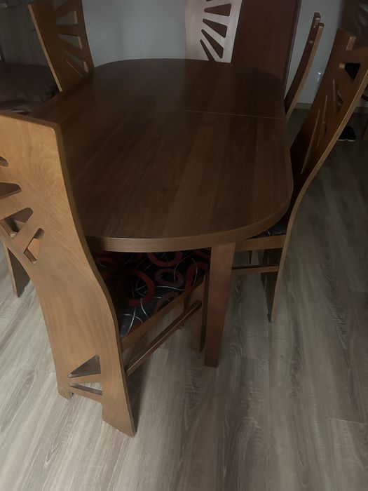 Stół rozkladany i 8 krzesł