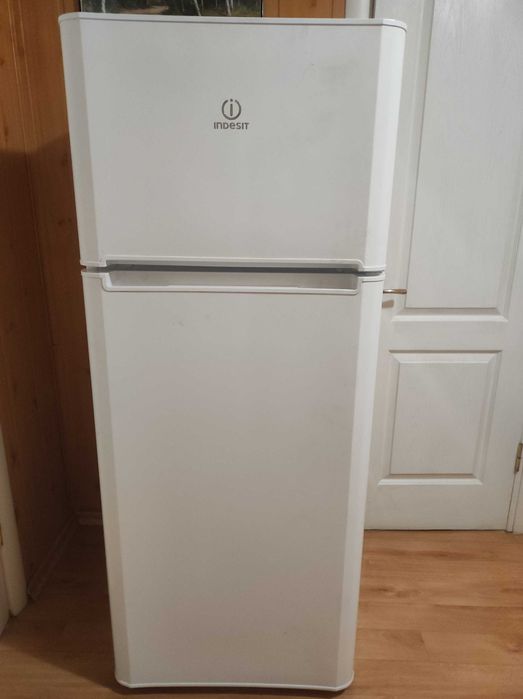 Холодильник Indesit з морозильною камерою