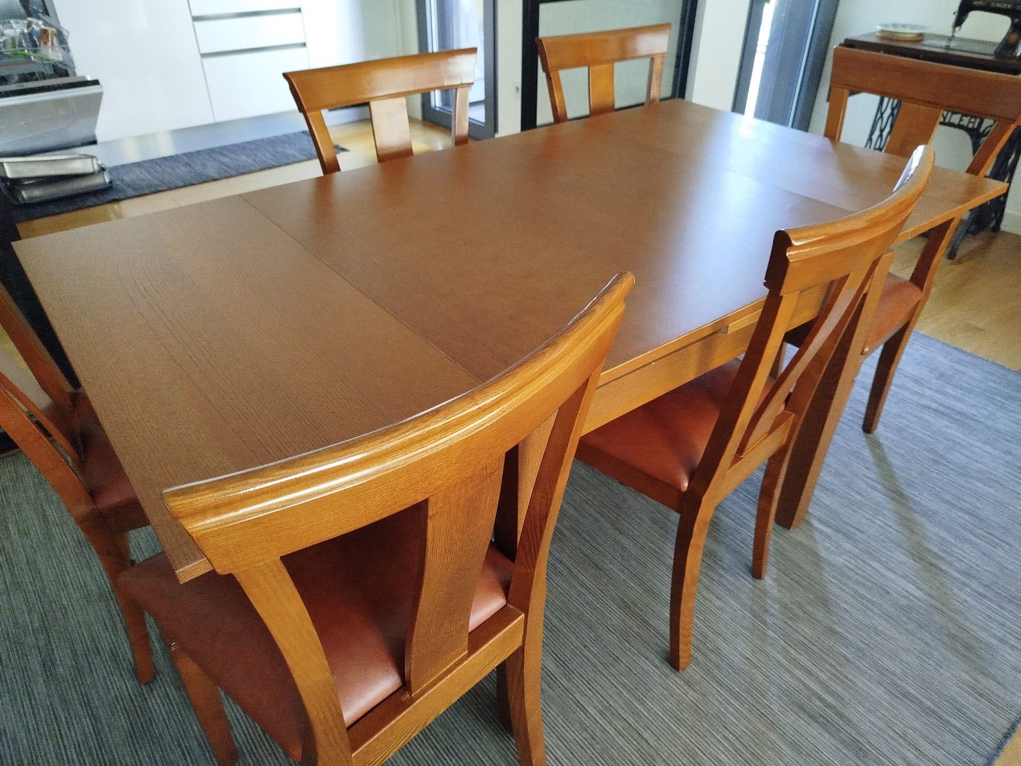 Mesa de madeira extensível com 6 cadeiras