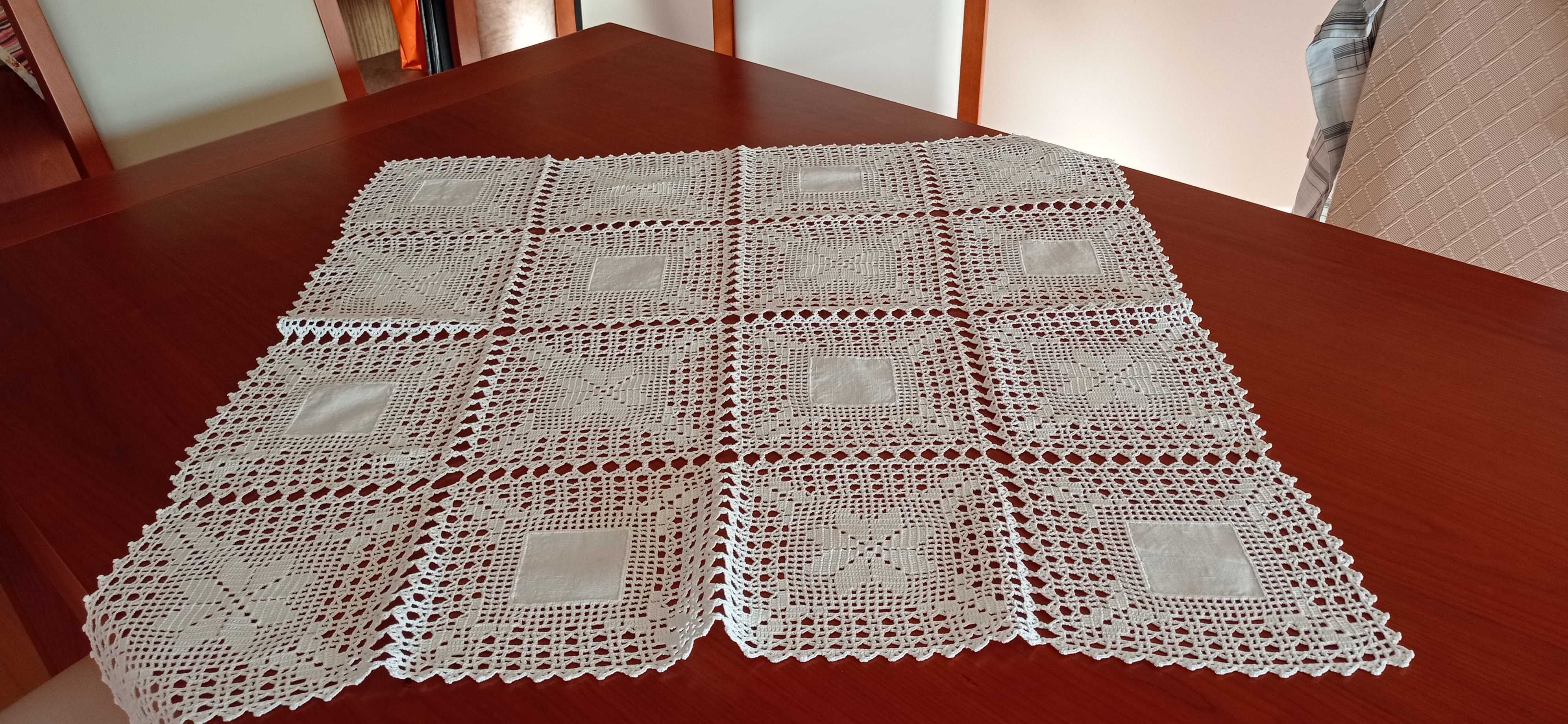 Toalha pequena em linho com renda