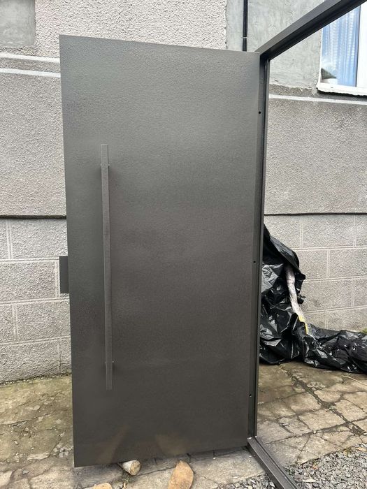 Двері в під'їзд в гараж в підвал