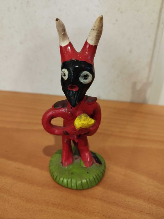 Diabo apito com objeto amarelo (matraca) na mão, mais um da orquestra