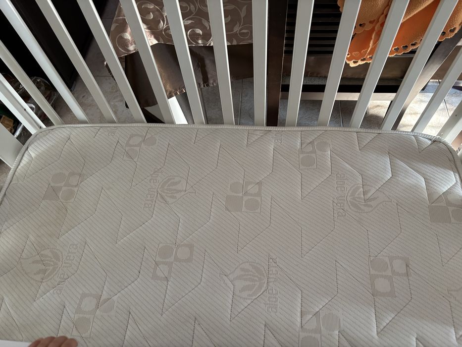 Cama de grades madeira branca com colchão e rodas