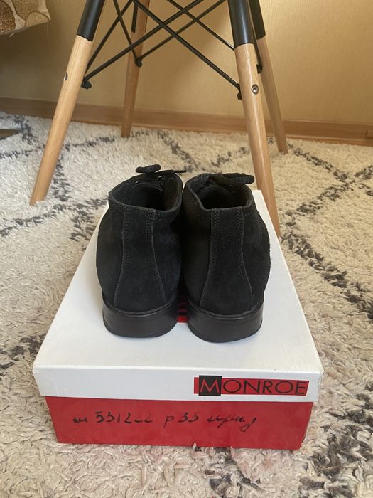 Жіночі замшеві черевики на низьких підборах та шнурівці