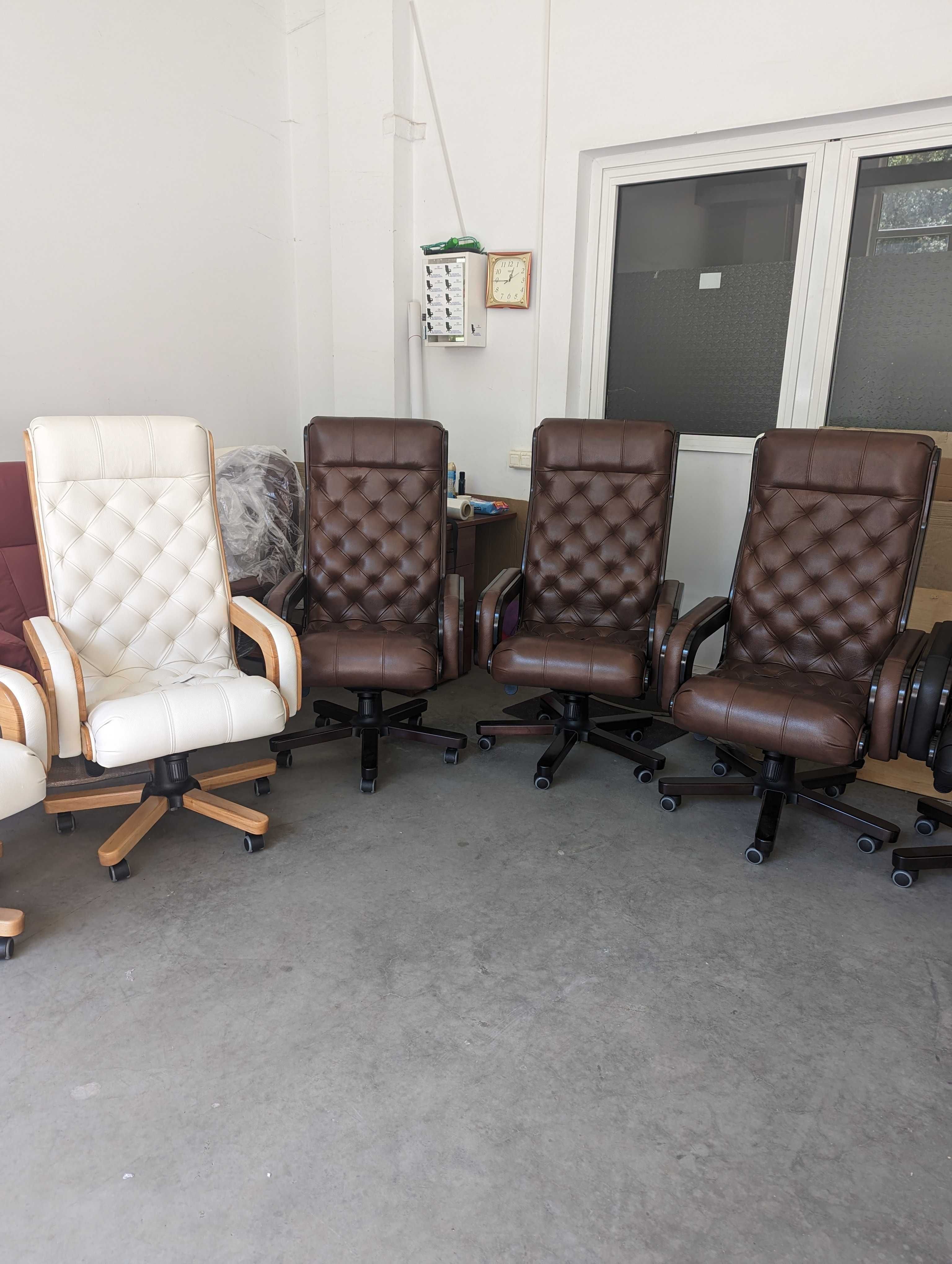 нове шкіряне директорське офісне крісло