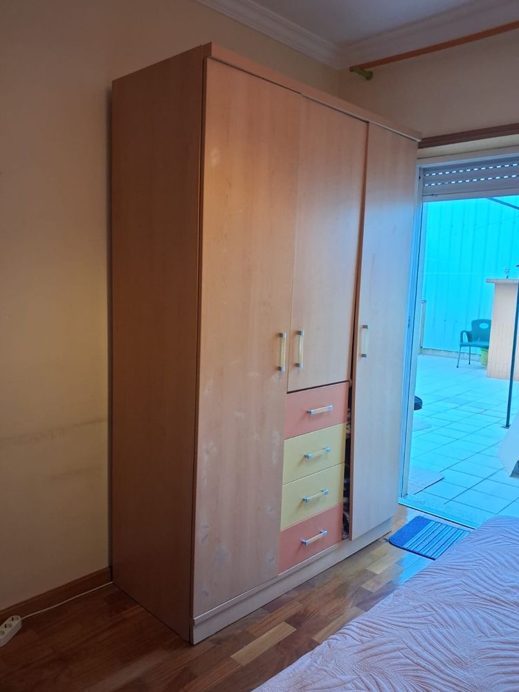Mobilia de Quarto (Secretária + Cama com Gavetões + Guarda-fatos)
