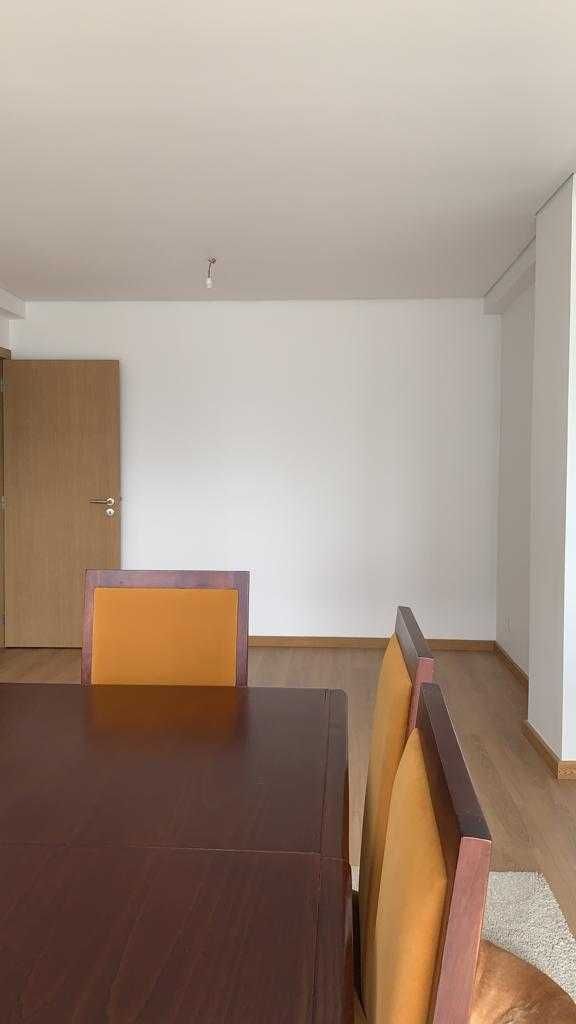 Conjunto mesa extensível e cadeiras, madeira maciça