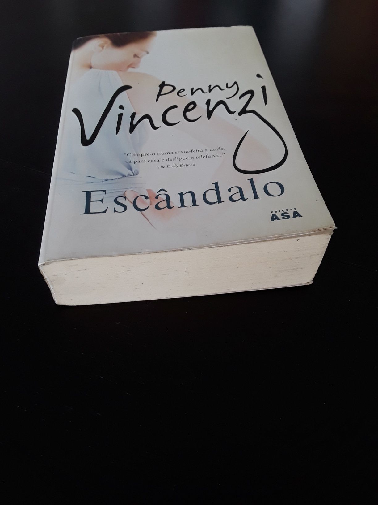 Romance  Escândalo  escrito por Penny Vincenzi