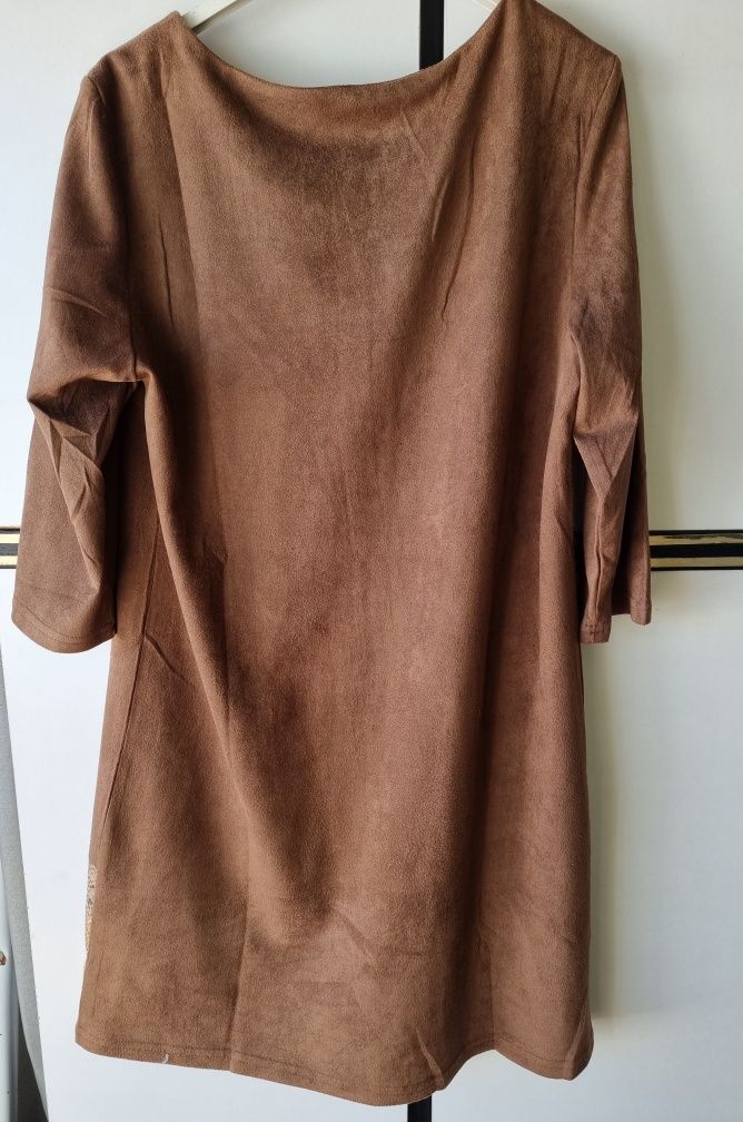 Vestido novo, em tecido suave cor castanho