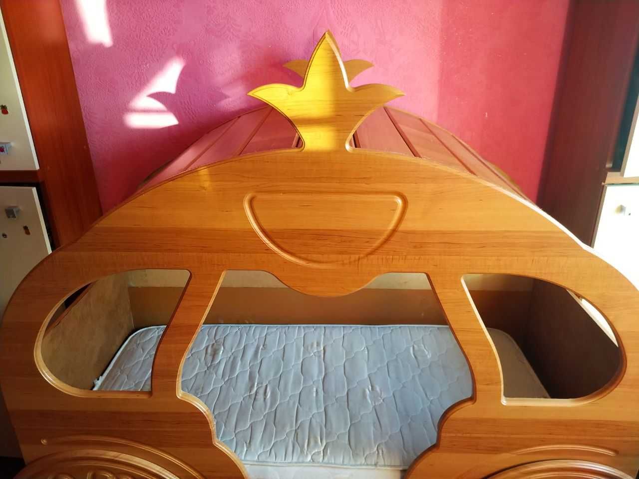 Кровать детская для девочки с полкой для игрушек