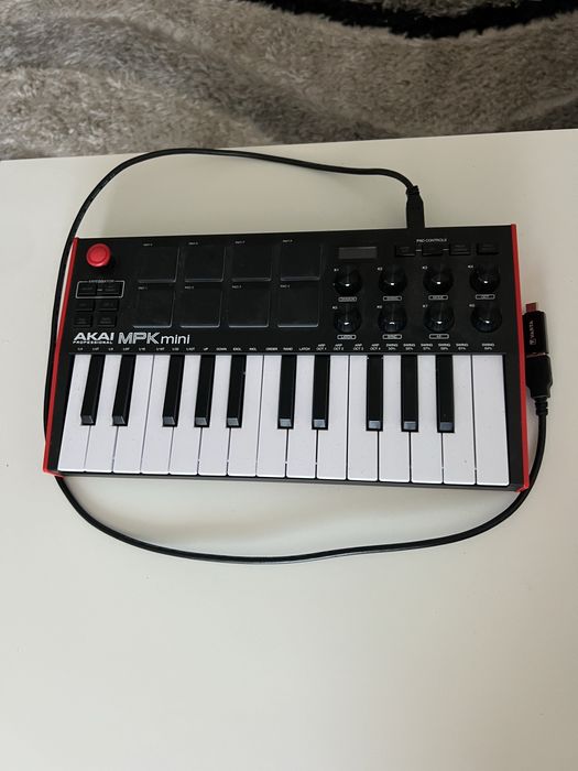 Piano Akai MPK mini.