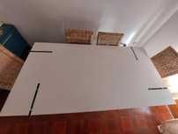 Mesa lacada a branco com 4 pés de vidro