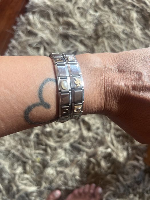 Duas pulseiras de aço