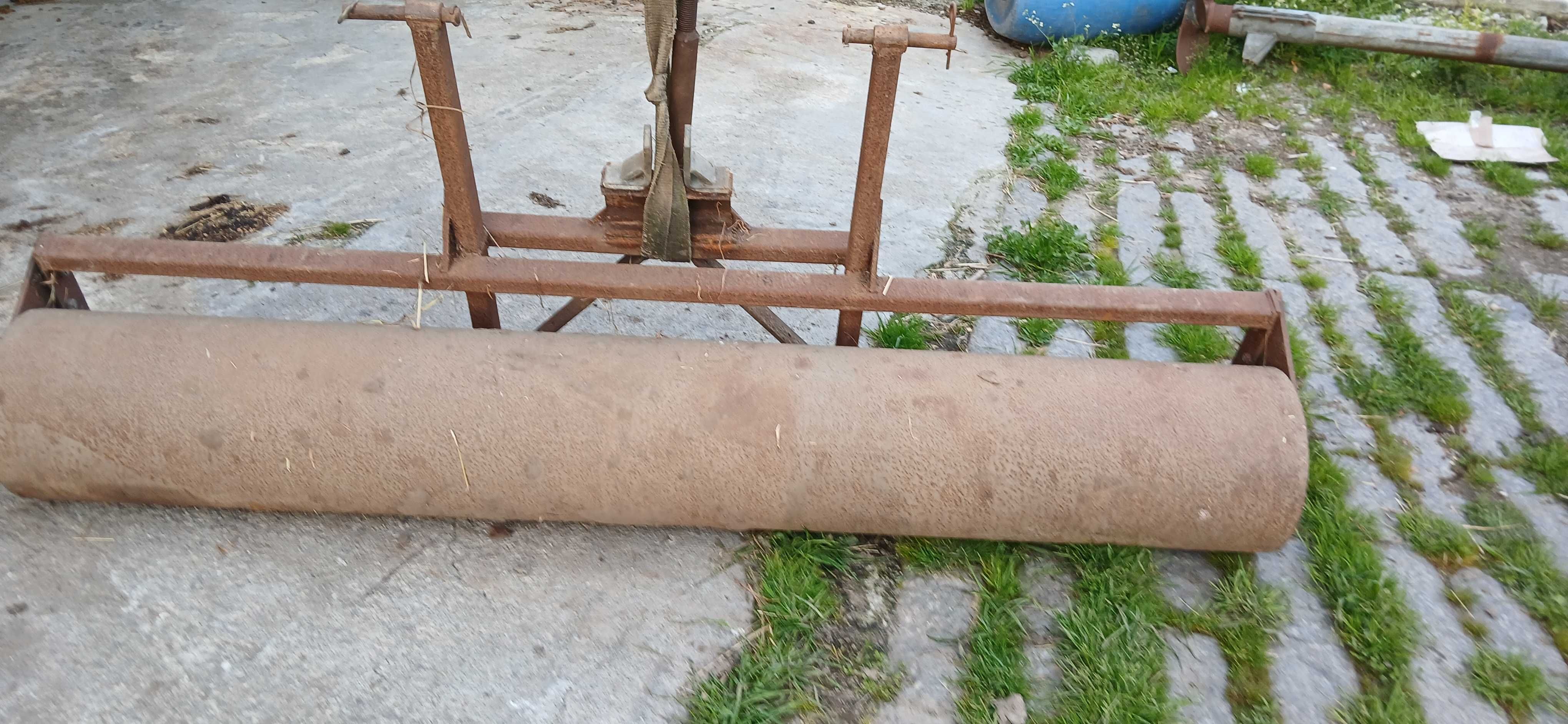 Fresa marca Agrovil de 2,00 metros com cilindro