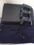 Playstation 4 1TB + 3 pady + 4 gry
