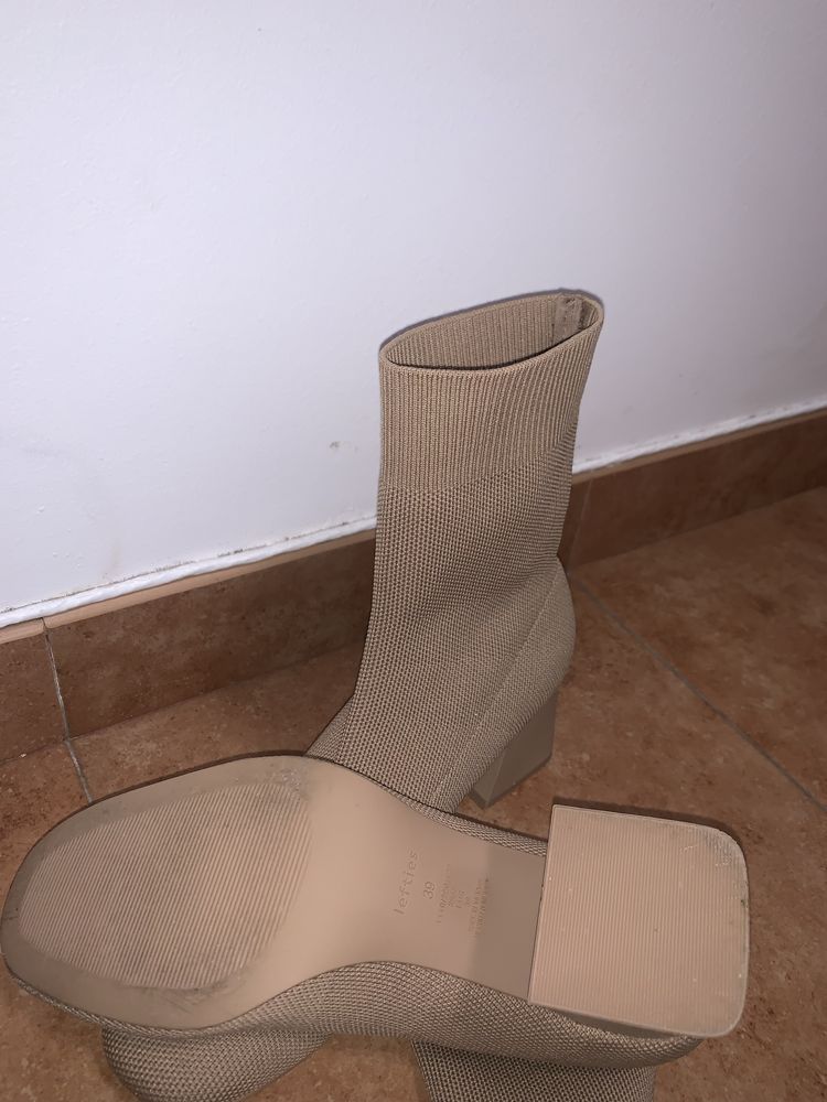 Botas acima do torzelo de salto grosso