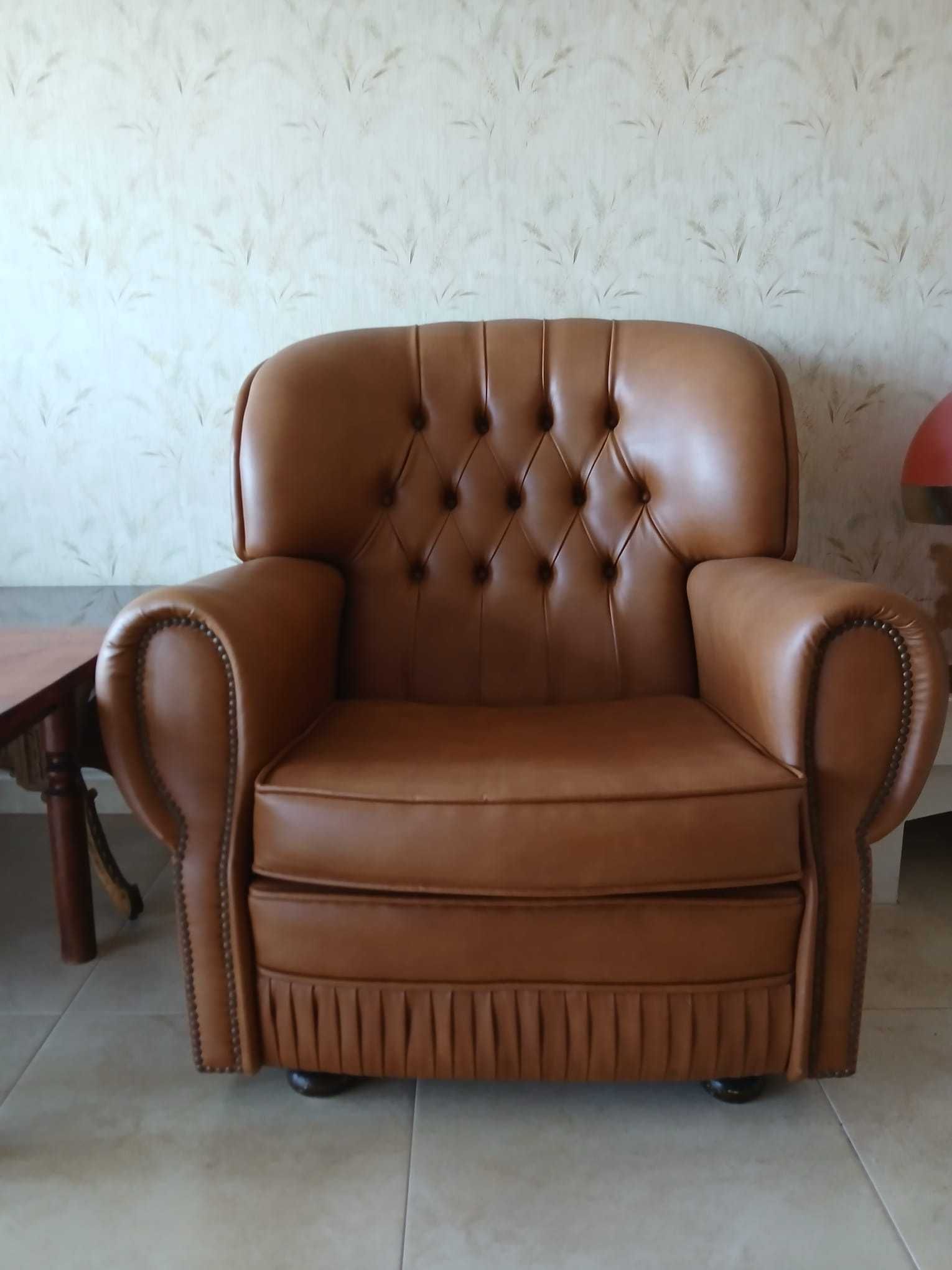 Sofa cama pele e 2 individuais