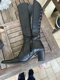 Botas pretas estilo western com atilho