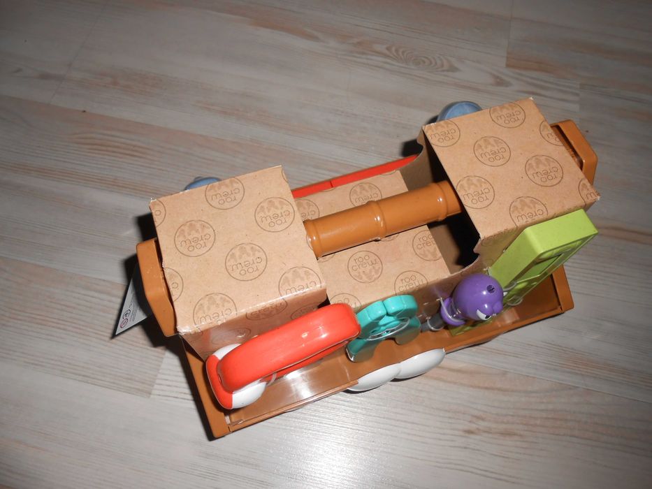 Набори інструментів в ящичках та кухня Roo Crew.