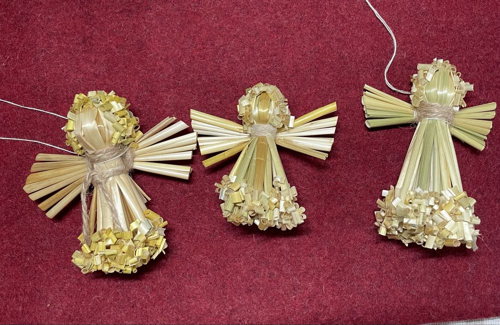 Різдвяний соломʼяний янгол і купідон.