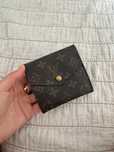 Louis Vuitton Louis Vuitton litera logo dwustronny portfel z klapką