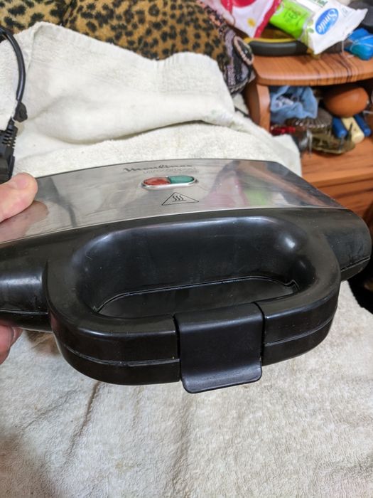 Бутербродница мощью 700wв отличном рабочем состоянии