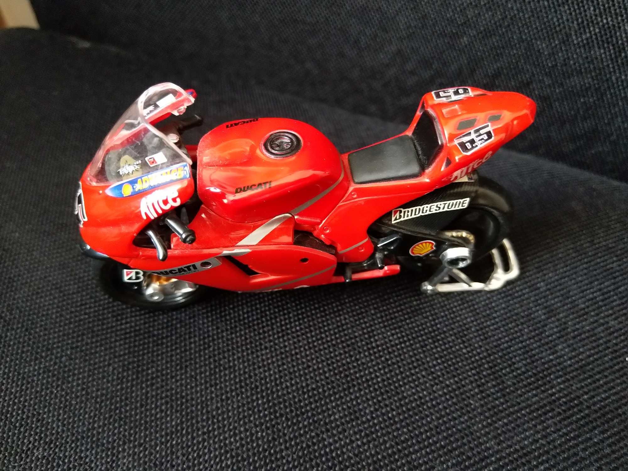 Model motocykla MotoGP Ducati Lorisa Capirossiego #65 '07 skala (1:24)
