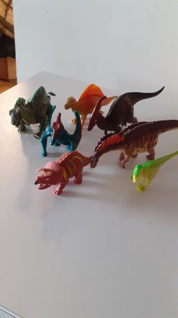 Продам фигурки динозавров.